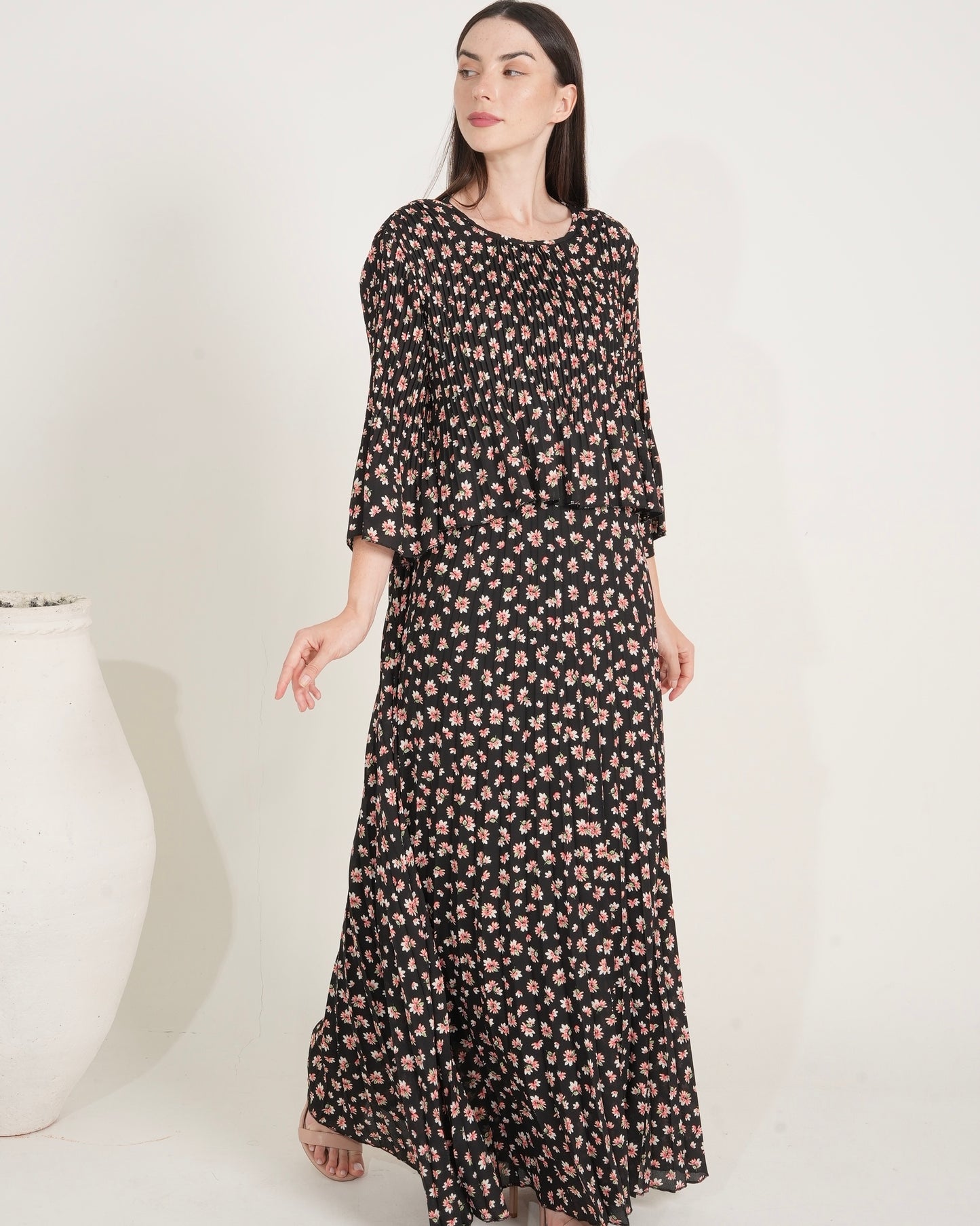 Aesthetic Floral Elegance - Black Pleated Maxi Dress