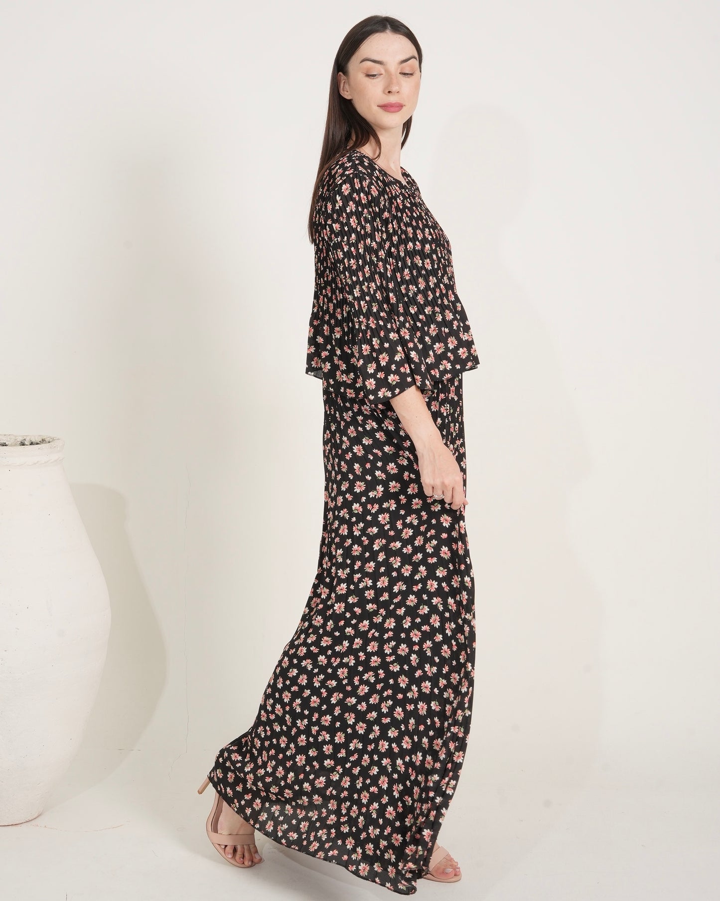 Aesthetic Floral Elegance - Black Pleated Maxi Dress