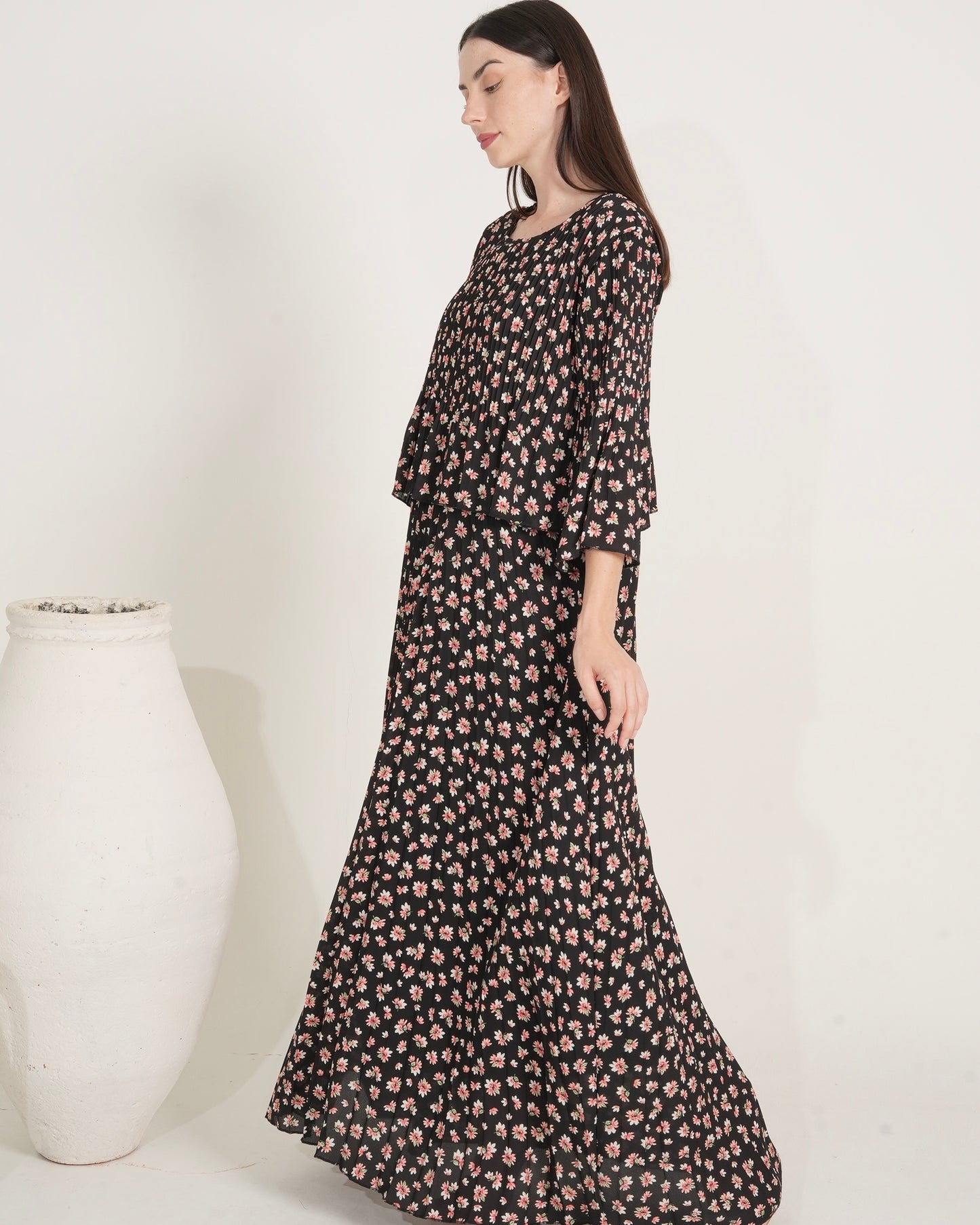 Aesthetic Floral Elegance - Black Pleated Maxi Dress